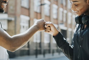 爱游戏平台-英超比赛中裁判语调与非语言行为对球员情绪波动的影响，用语言或行为对裁判员